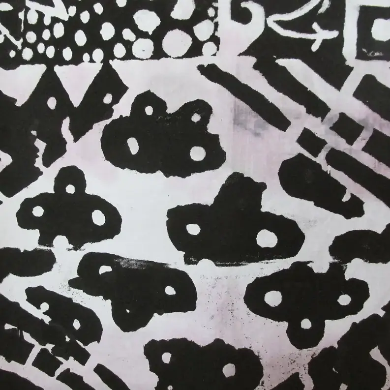 Détail d’une sérigraphie en noir sur papier blanc, motif taché à la main