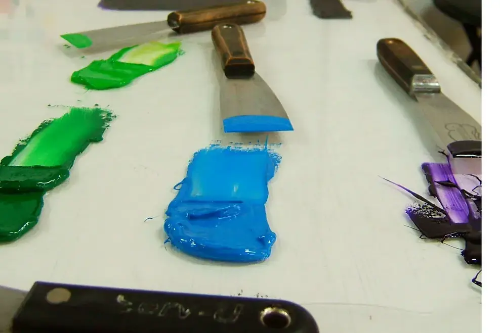 Encre verte et encre bleue étalées au couteau sur la plaque, avant l’encrage du rouleau